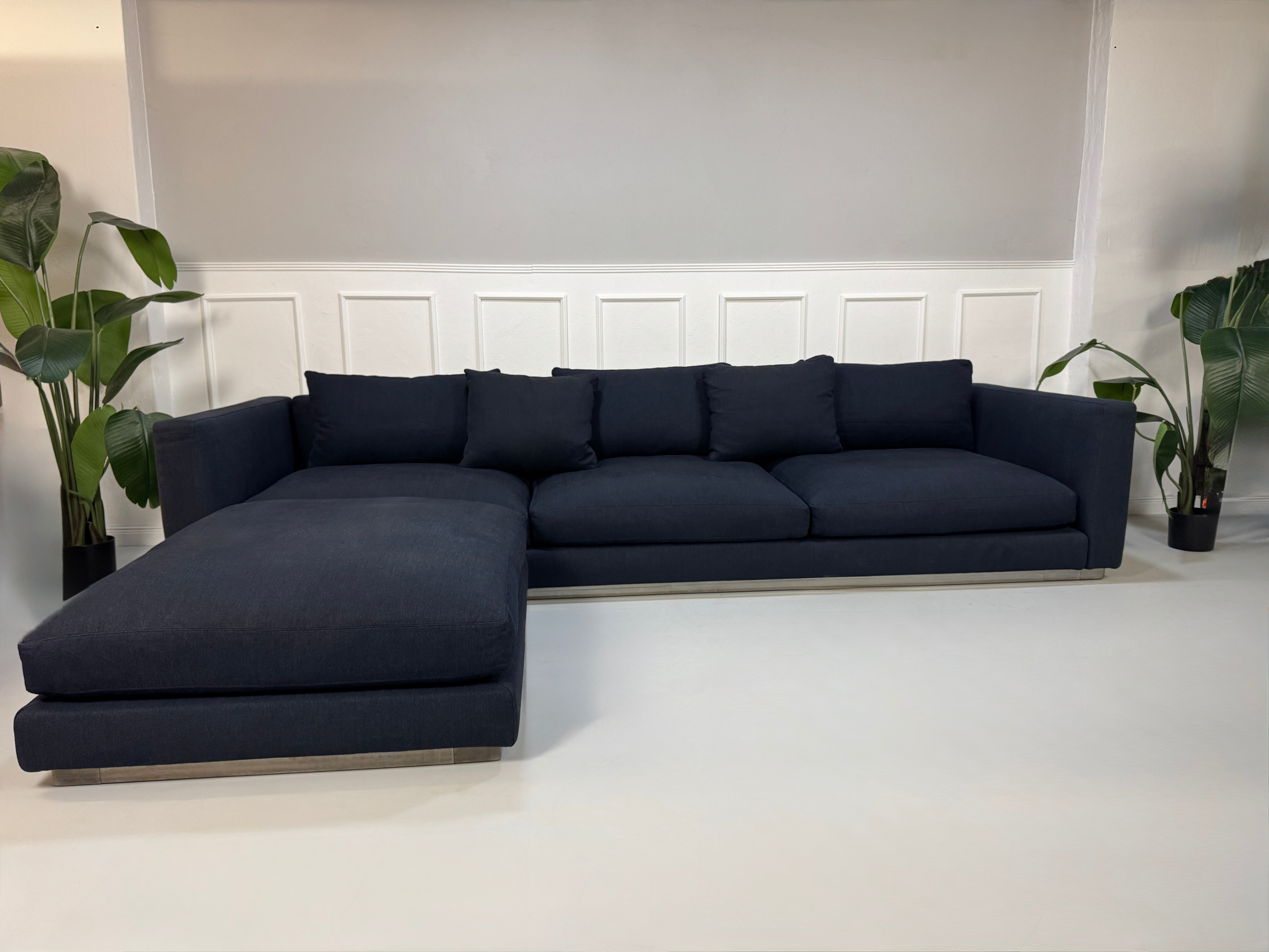 Gebrauchtes Flexform Pleasure Designer Stoff Sofa in der Farbe Blau vor einer Wand, stilvoll und modern eingerichtet.