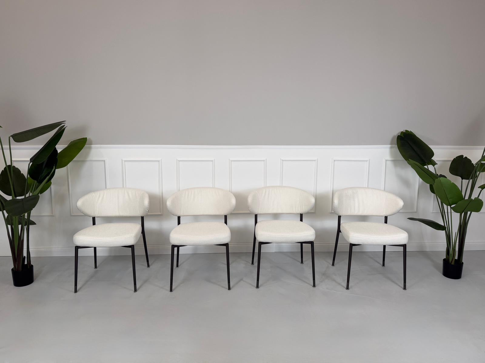 Gebrauchtes Minotti Mills Designer Stoff Stuhl in der Farbe Weiß vor einer Wand, stilvoll und modern eingerichtet.