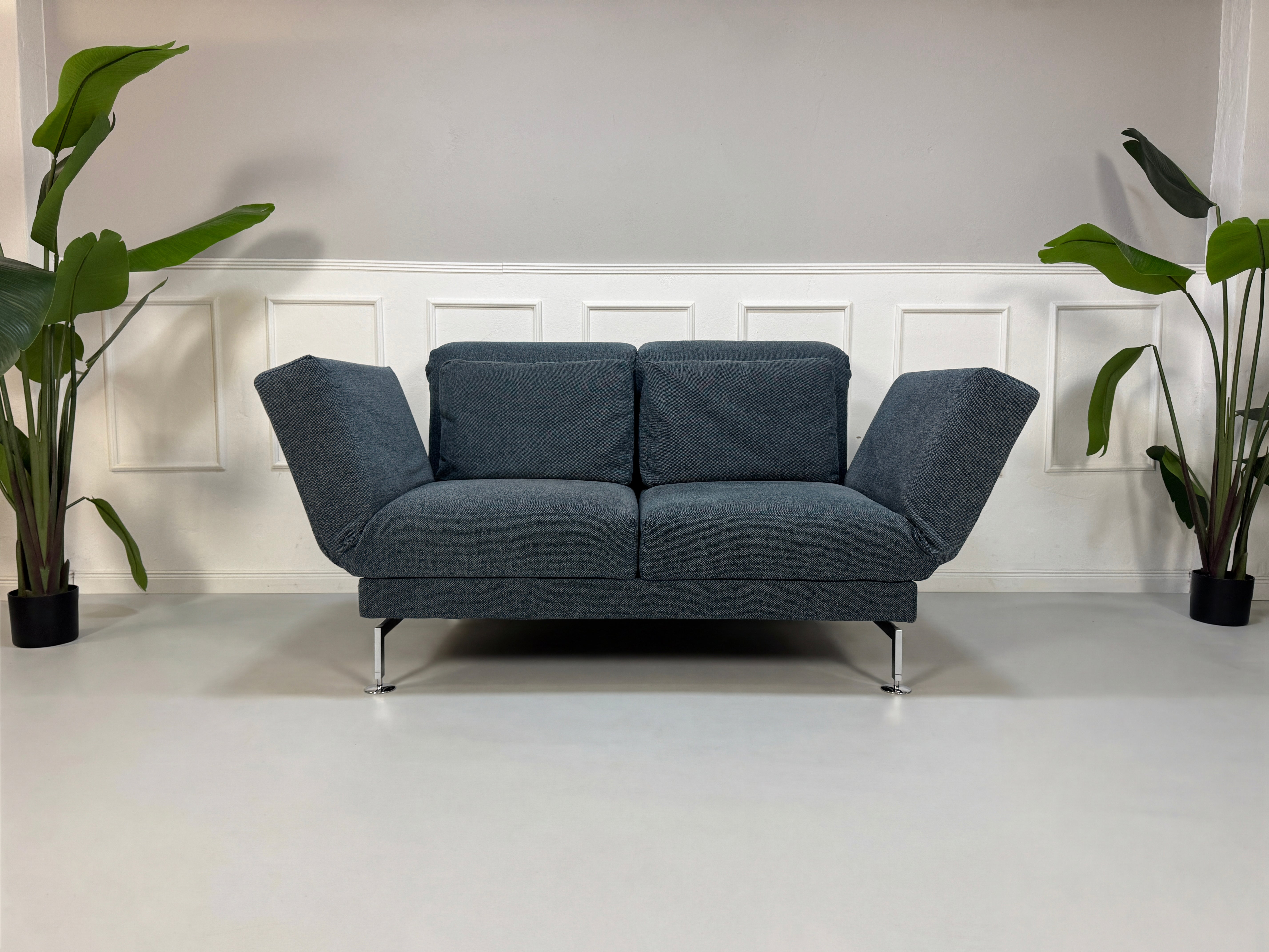 Gebrauchtes Brühl Moule Designer Stoff Sofa in der Farbe Blau vor einer Wand, stilvoll und modern eingerichtet.