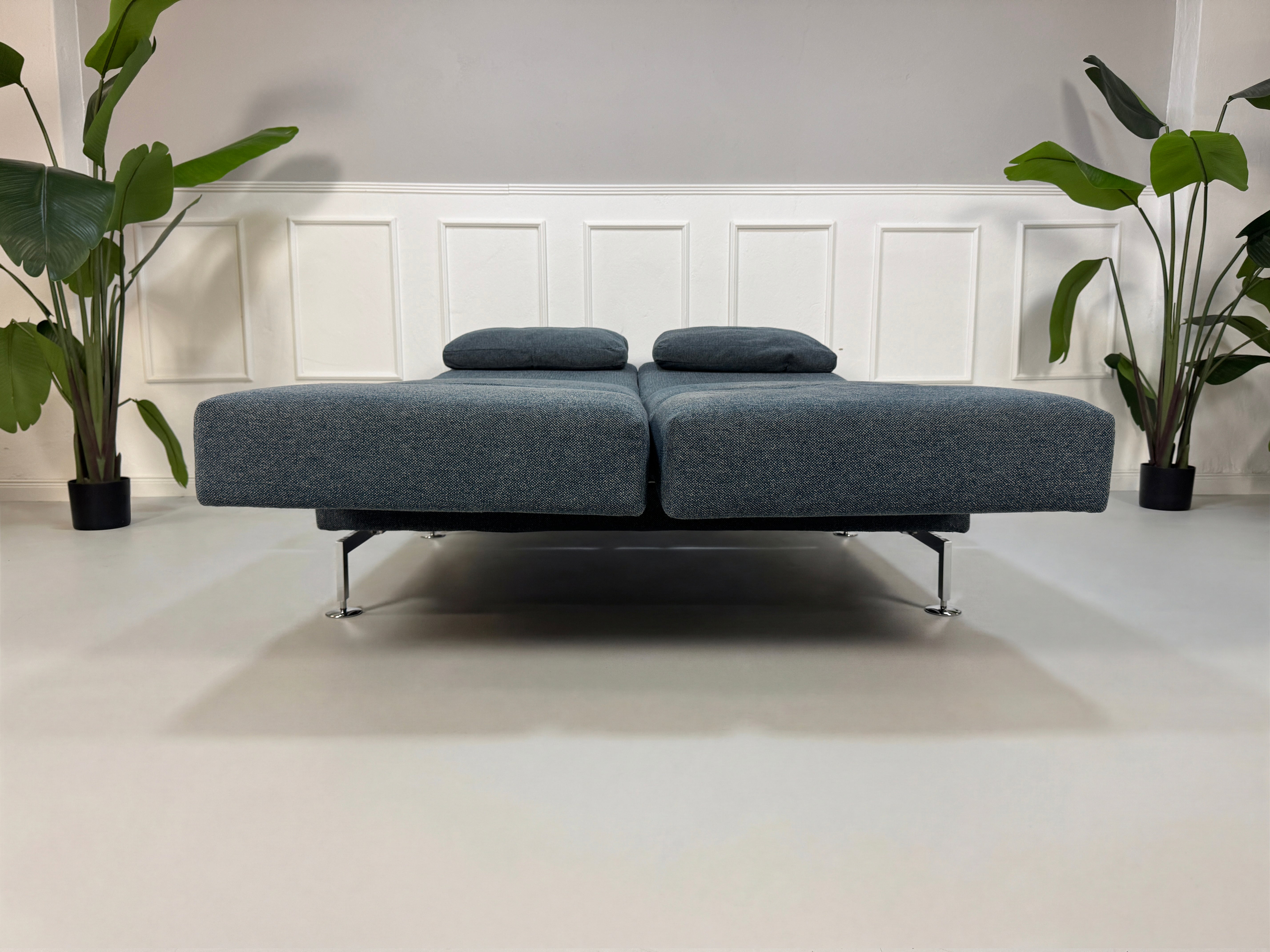 Gebrauchtes Brühl Moule Designer Stoff Sofa in der Farbe Blau vor einer Wand, stilvoll und modern eingerichtet.