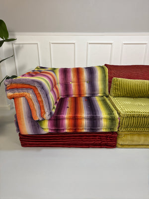Gebrauchtes Roche Bobois Mah Jong Designer Stoff Sofa in einer bunten Farbe vor einer Wand, stilvoll und modern eingerichtet.