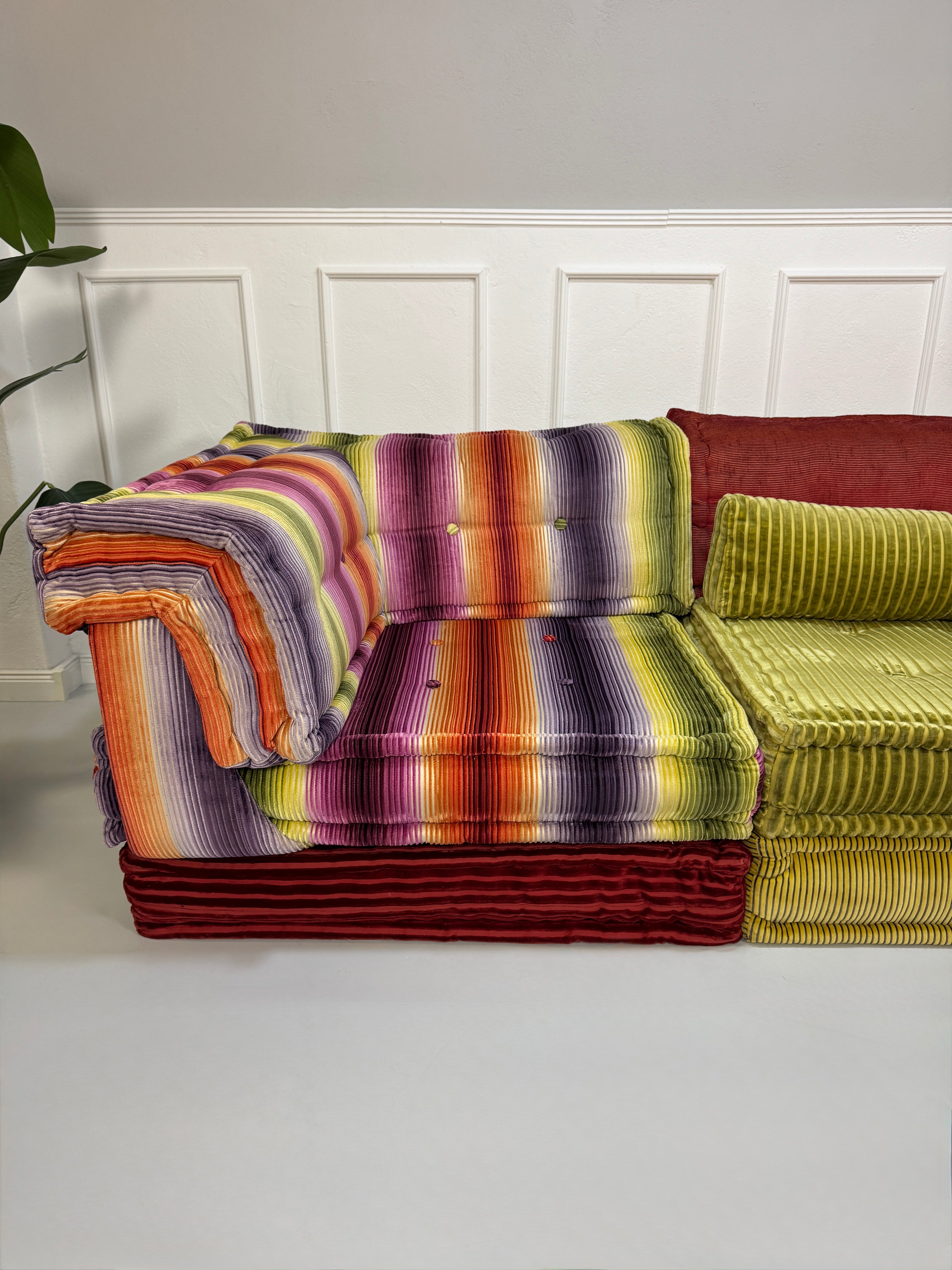 Gebrauchtes Roche Bobois Mah Jong Designer Stoff Sofa in einer bunten Farbe vor einer Wand, stilvoll und modern eingerichtet.