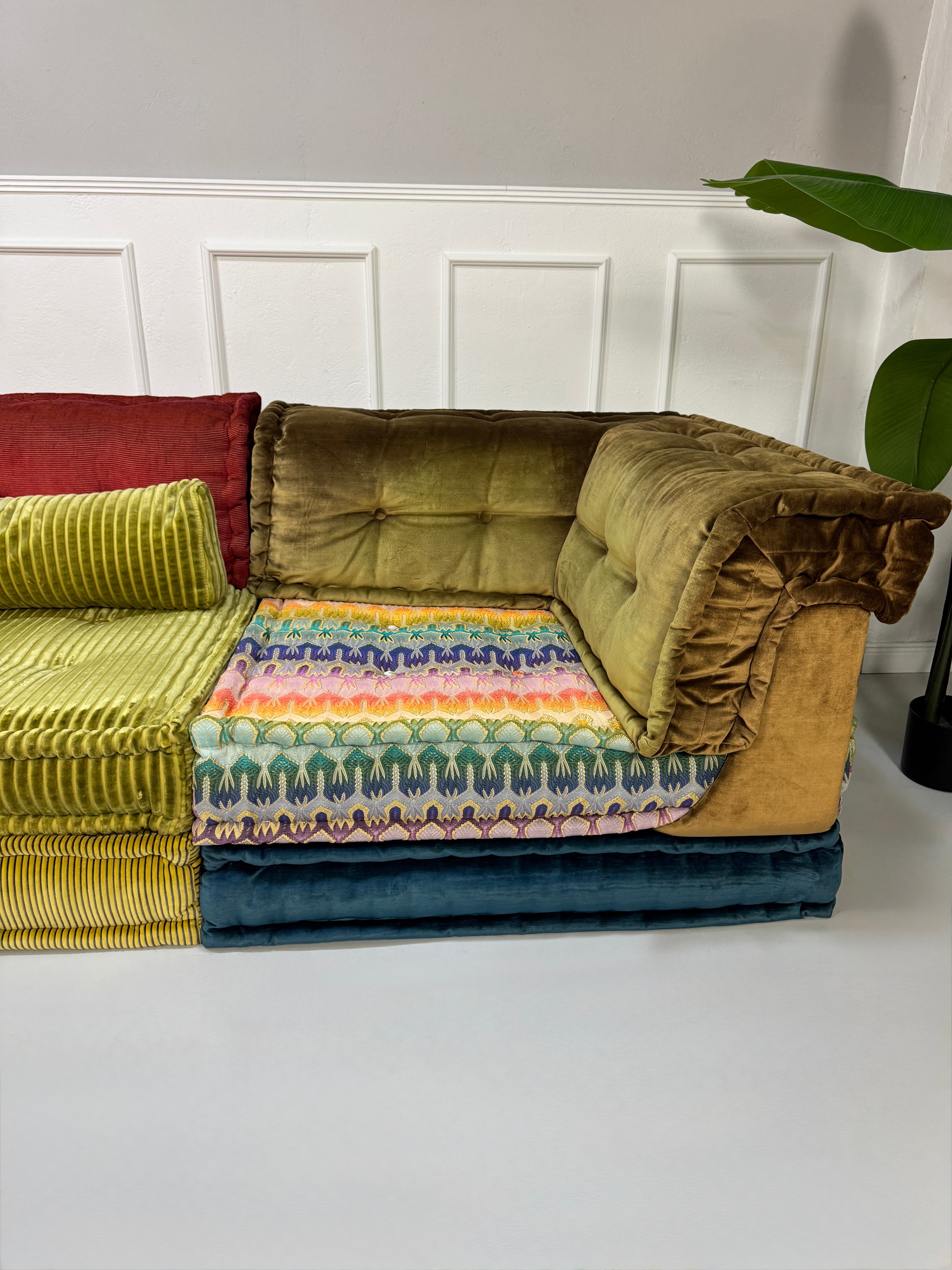 Gebrauchtes Roche Bobois Mah Jong Designer Stoff Sofa in einer bunten Farbe vor einer Wand, stilvoll und modern eingerichtet.