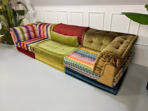 Gebrauchtes Roche Bobois Mah Jong Designer Stoff Sofa in einer bunten Farbe vor einer Wand, stilvoll und modern eingerichtet.