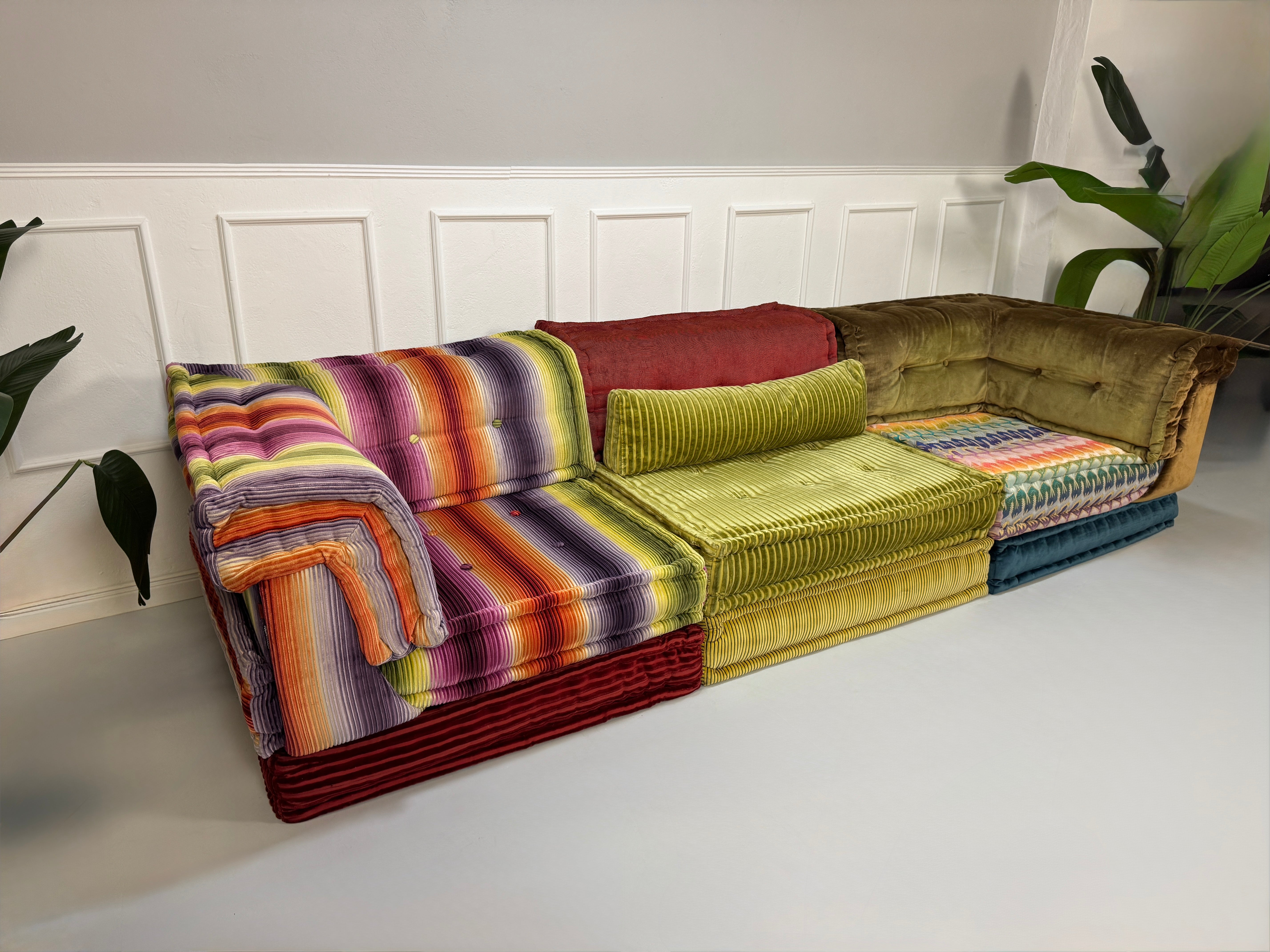 Gebrauchtes Roche Bobois Mah Jong Designer Stoff Sofa in einer bunten Farbe vor einer Wand, stilvoll und modern eingerichtet.