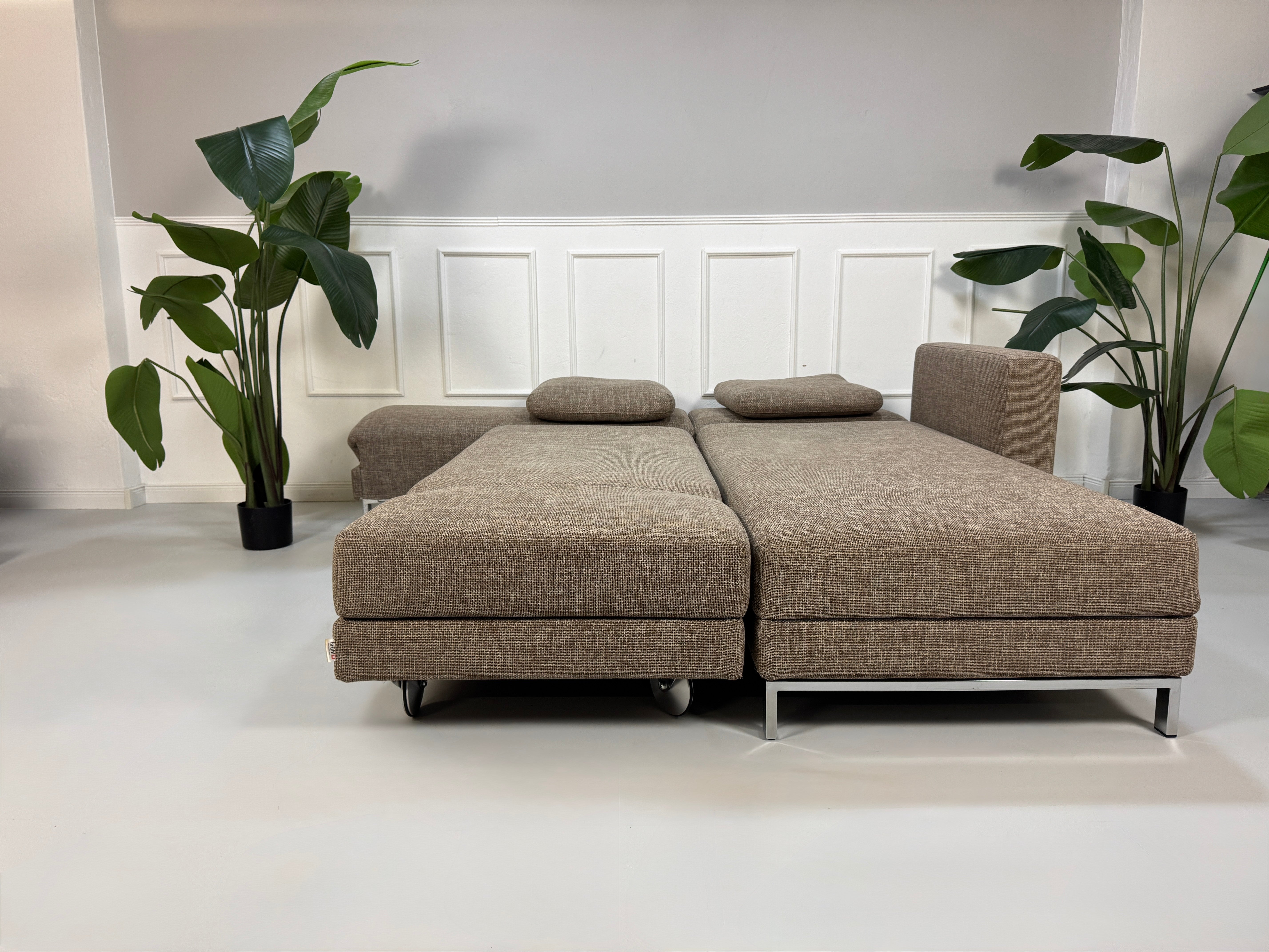 Gebrauchtes Brühl FourTwo Designer Stoff Sofa in der Farbe Braun Beige vor einer Wand, stilvoll und modern eingerichtet.