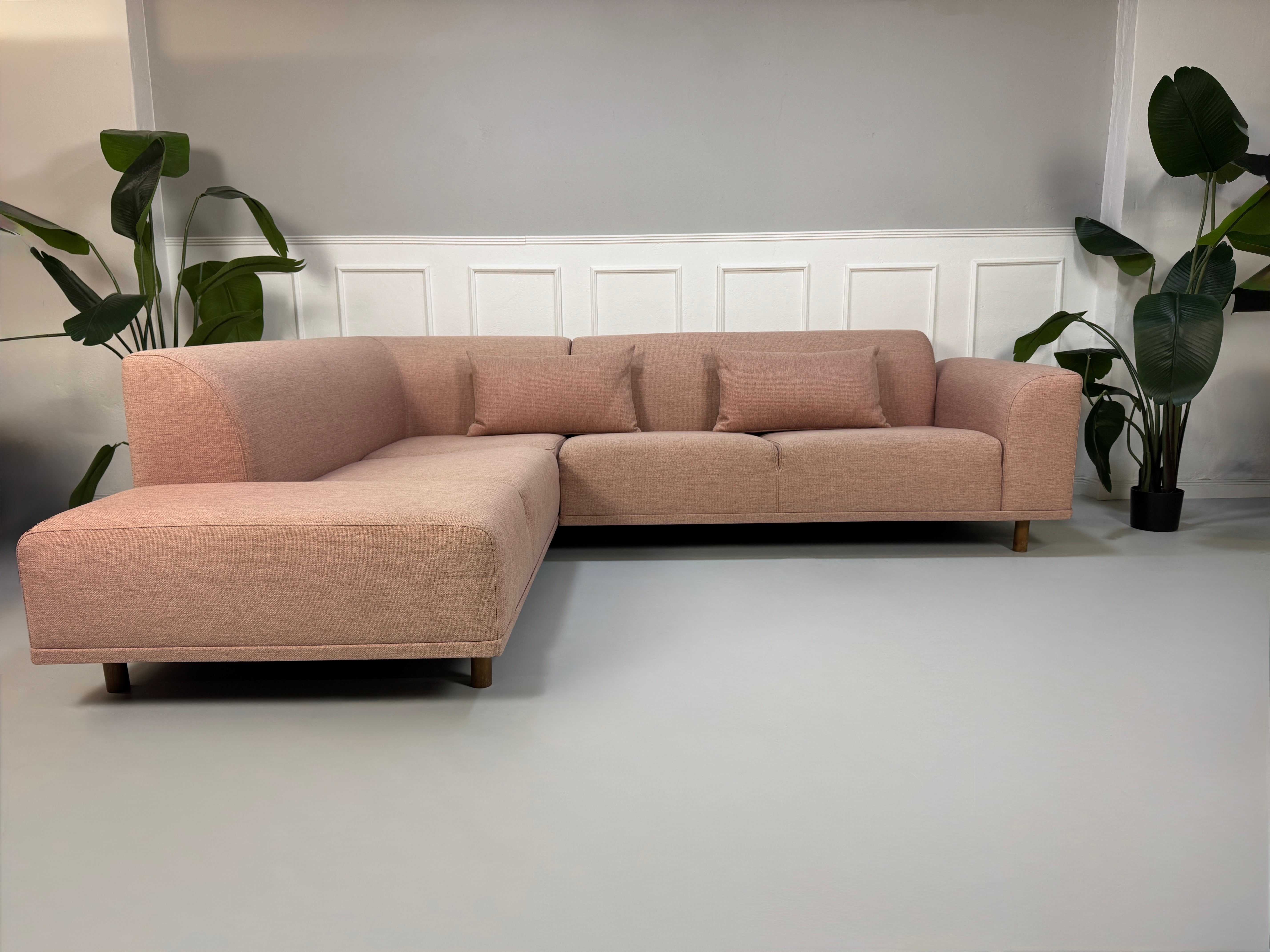 Gebrauchtes Bolia Hannah Designer Stoff Sofa in der Farbe Rosa vor einer Wand, stilvoll und modern eingerichtet.