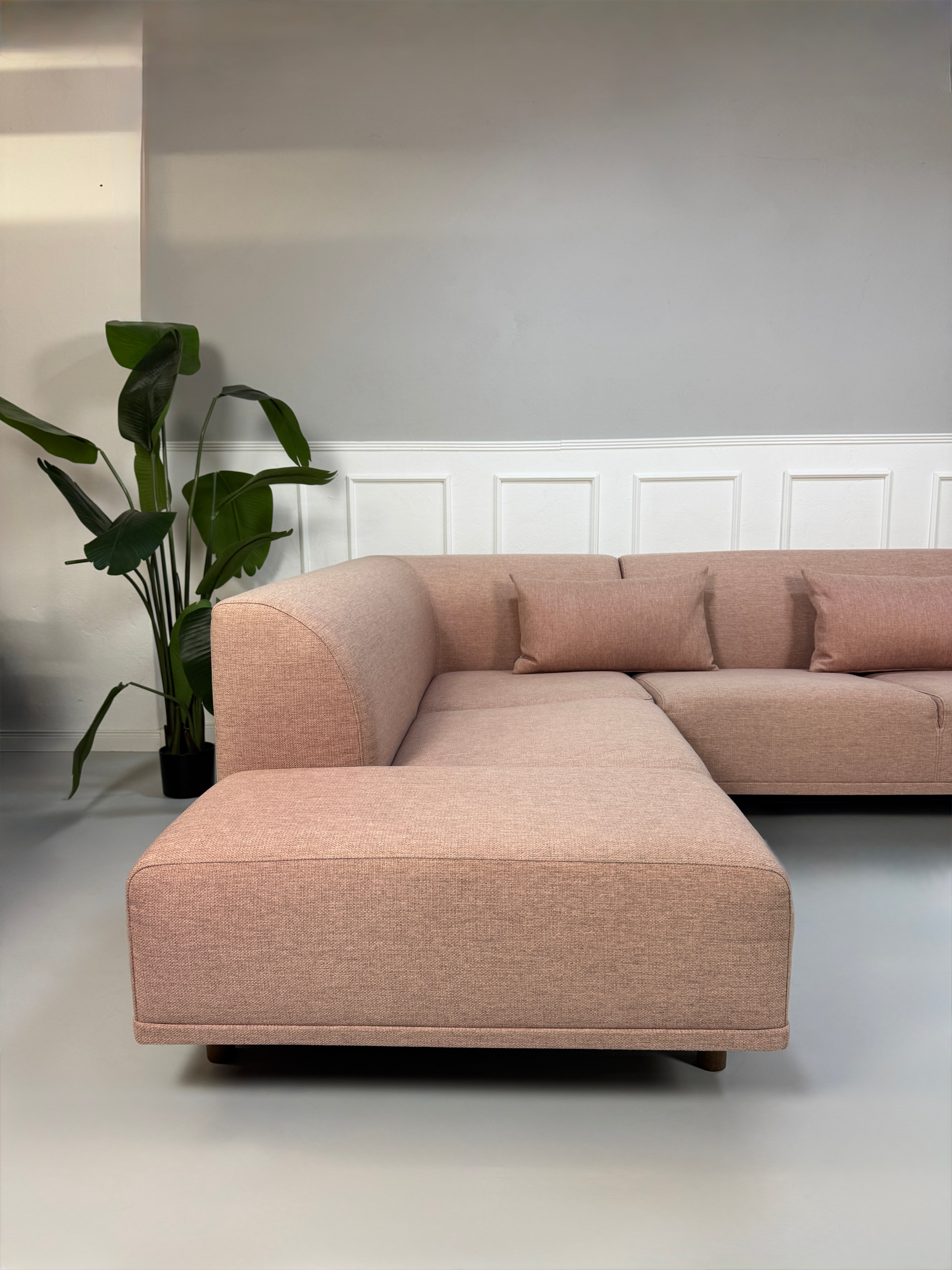 Gebrauchtes Bolia Hannah Designer Stoff Sofa in der Farbe Rosa vor einer Wand, stilvoll und modern eingerichtet.