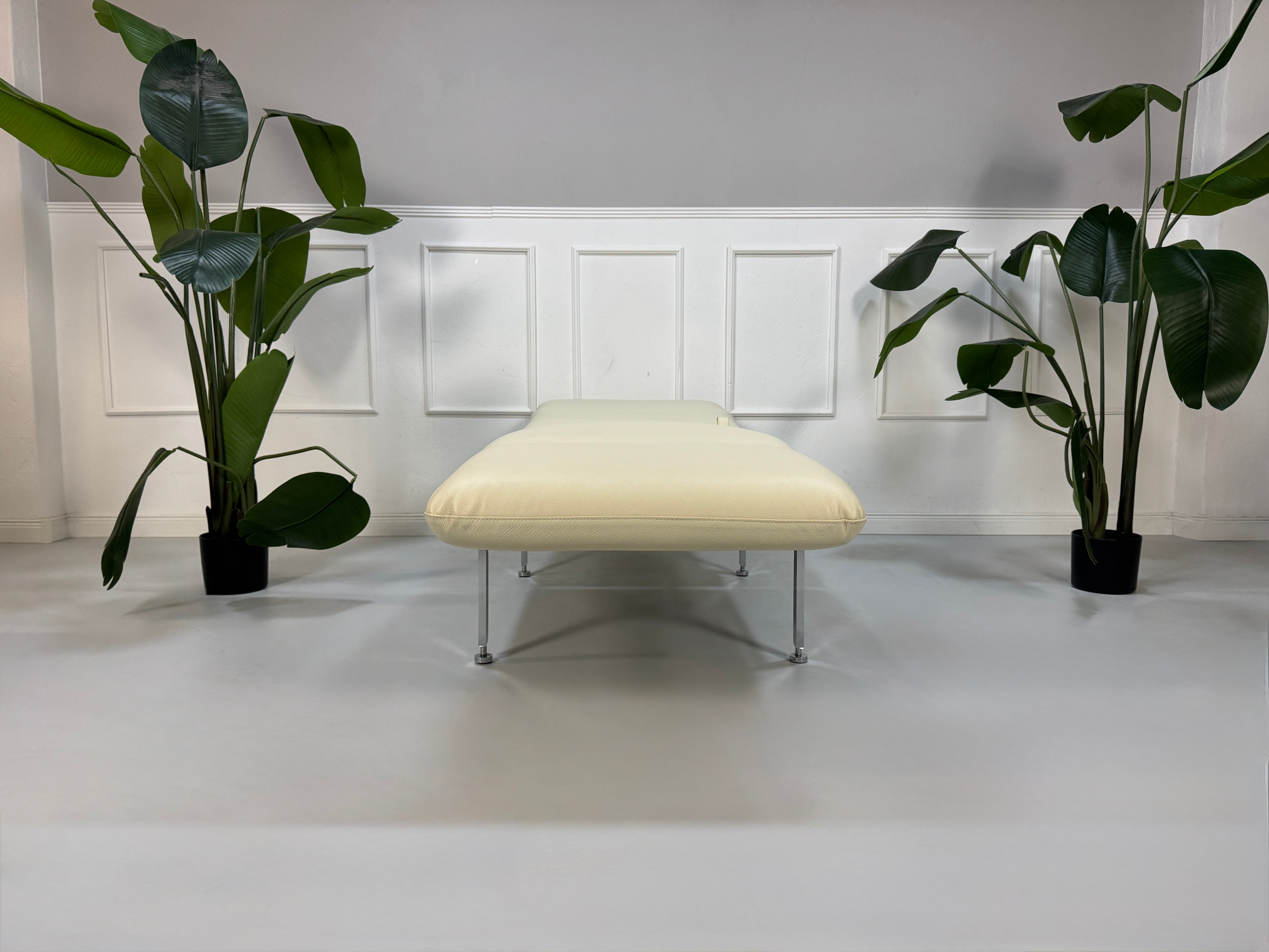 Gebrauchter Brühl Roro Designer Leder Sessel in der Farbe Beige vor einer Wand, stilvoll und modern eingerichtet.