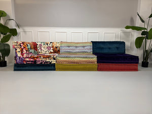 Gebrauchtes modulares Roche Bobois Mah Jong Designer Stoff Sofa in bunten Farben vor einer Wand, stilvoll und modern eingerichtet.