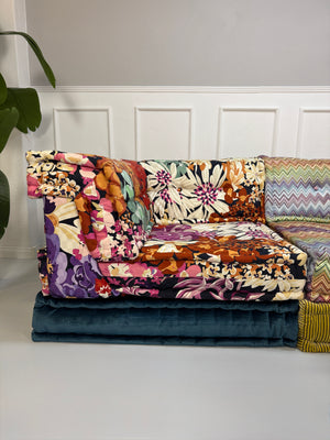 Gebrauchtes modulares Roche Bobois Mah Jong Designer Stoff Sofa in bunten Farben vor einer Wand, stilvoll und modern eingerichtet.