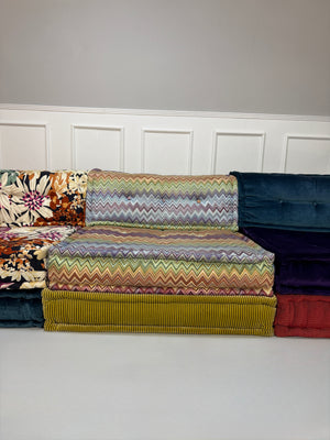 Gebrauchtes modulares Roche Bobois Mah Jong Designer Stoff Sofa in bunten Farben vor einer Wand, stilvoll und modern eingerichtet.