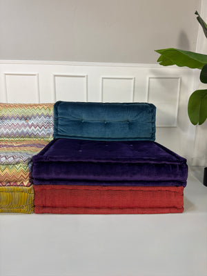 Gebrauchtes modulares Roche Bobois Mah Jong Designer Stoff Sofa in bunten Farben vor einer Wand, stilvoll und modern eingerichtet.