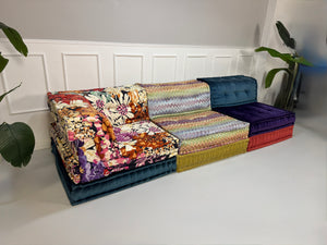 Gebrauchtes modulares Roche Bobois Mah Jong Designer Stoff Sofa in bunten Farben vor einer Wand, stilvoll und modern eingerichtet.