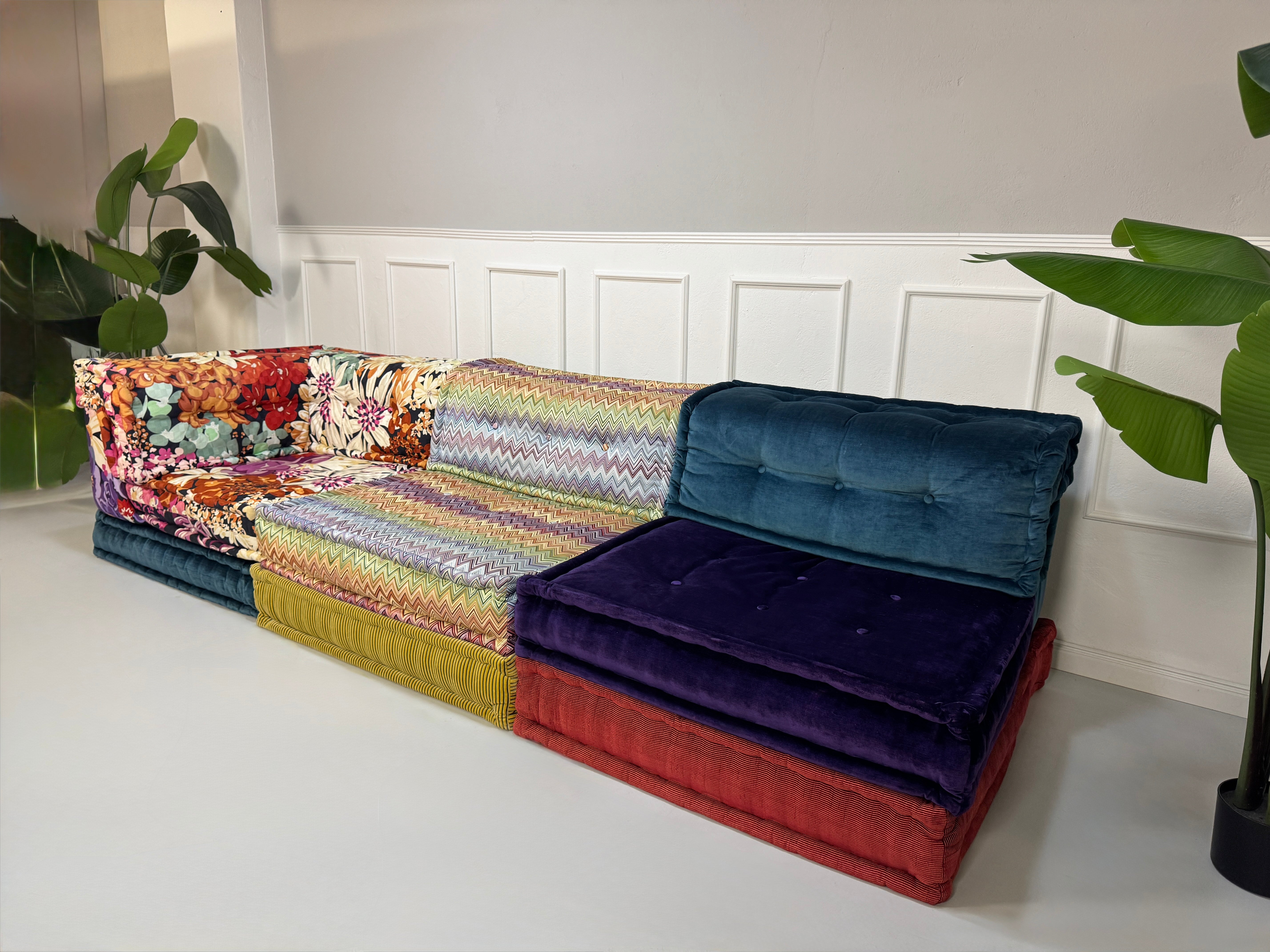 Gebrauchtes modulares Roche Bobois Mah Jong Designer Stoff Sofa in bunten Farben vor einer Wand, stilvoll und modern eingerichtet.