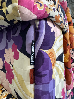 Gebrauchtes modulares Roche Bobois Mah Jong Designer Stoff Sofa in bunten Farben vor einer Wand, stilvoll und modern eingerichtet.