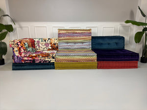 Gebrauchtes modulares Roche Bobois Mah Jong Designer Stoff Sofa in bunten Farben vor einer Wand, stilvoll und modern eingerichtet.