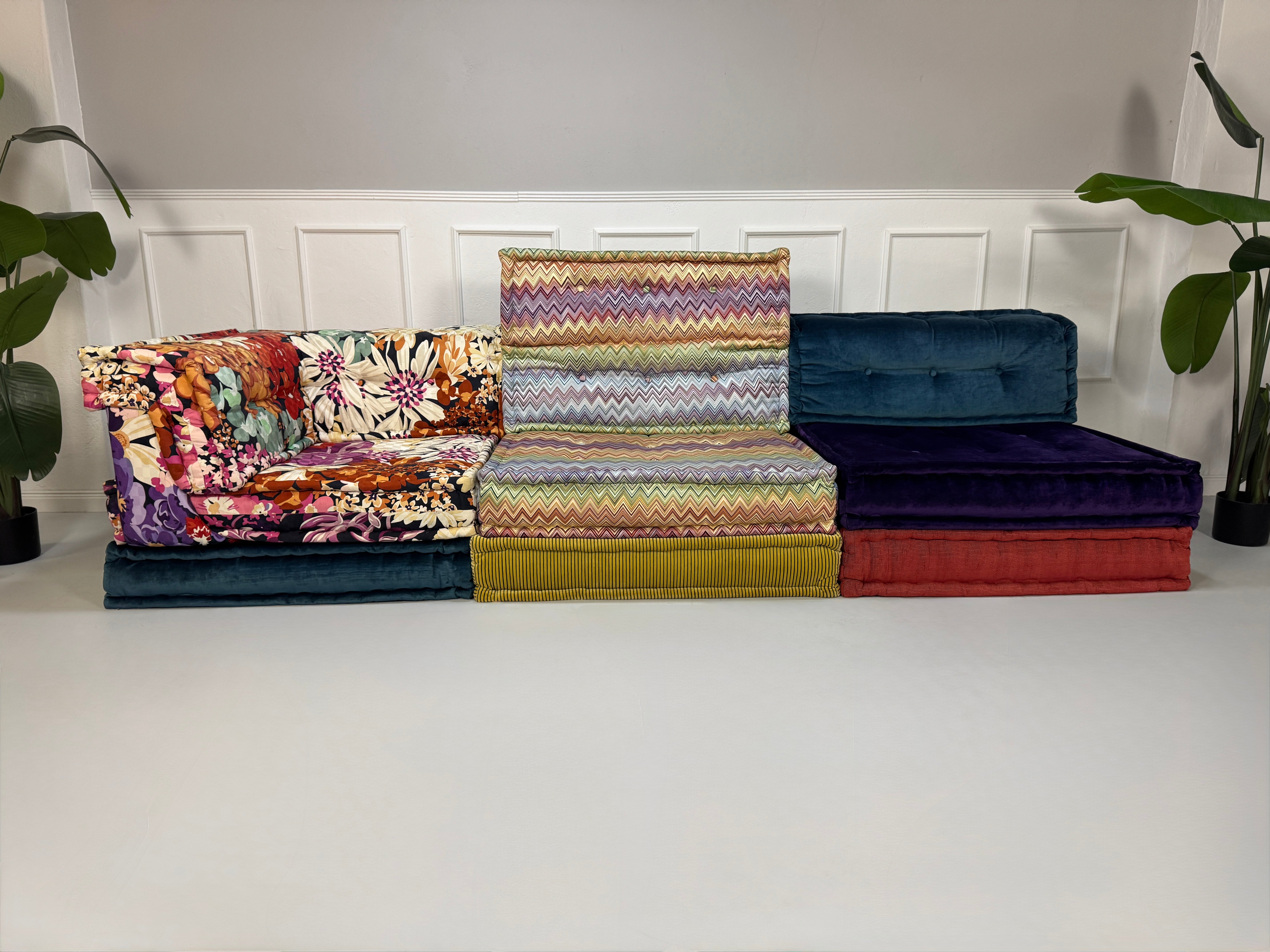 Gebrauchtes modulares Roche Bobois Mah Jong Designer Stoff Sofa in bunten Farben vor einer Wand, stilvoll und modern eingerichtet.