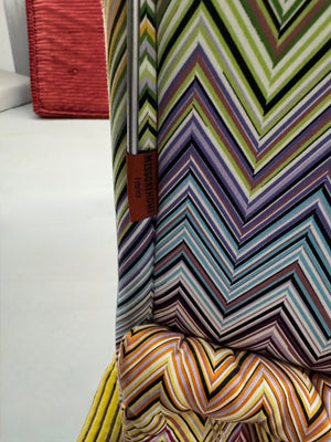 Gebrauchtes modulares Roche Bobois Mah Jong Designer Stoff Sofa in bunten Farben vor einer Wand, stilvoll und modern eingerichtet.