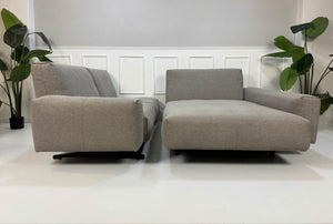 Gebrauchtes graues Rolf Benz 50 Designer Stoff Sofa vor einer Wand, stilvoll und modern eingerichtet.