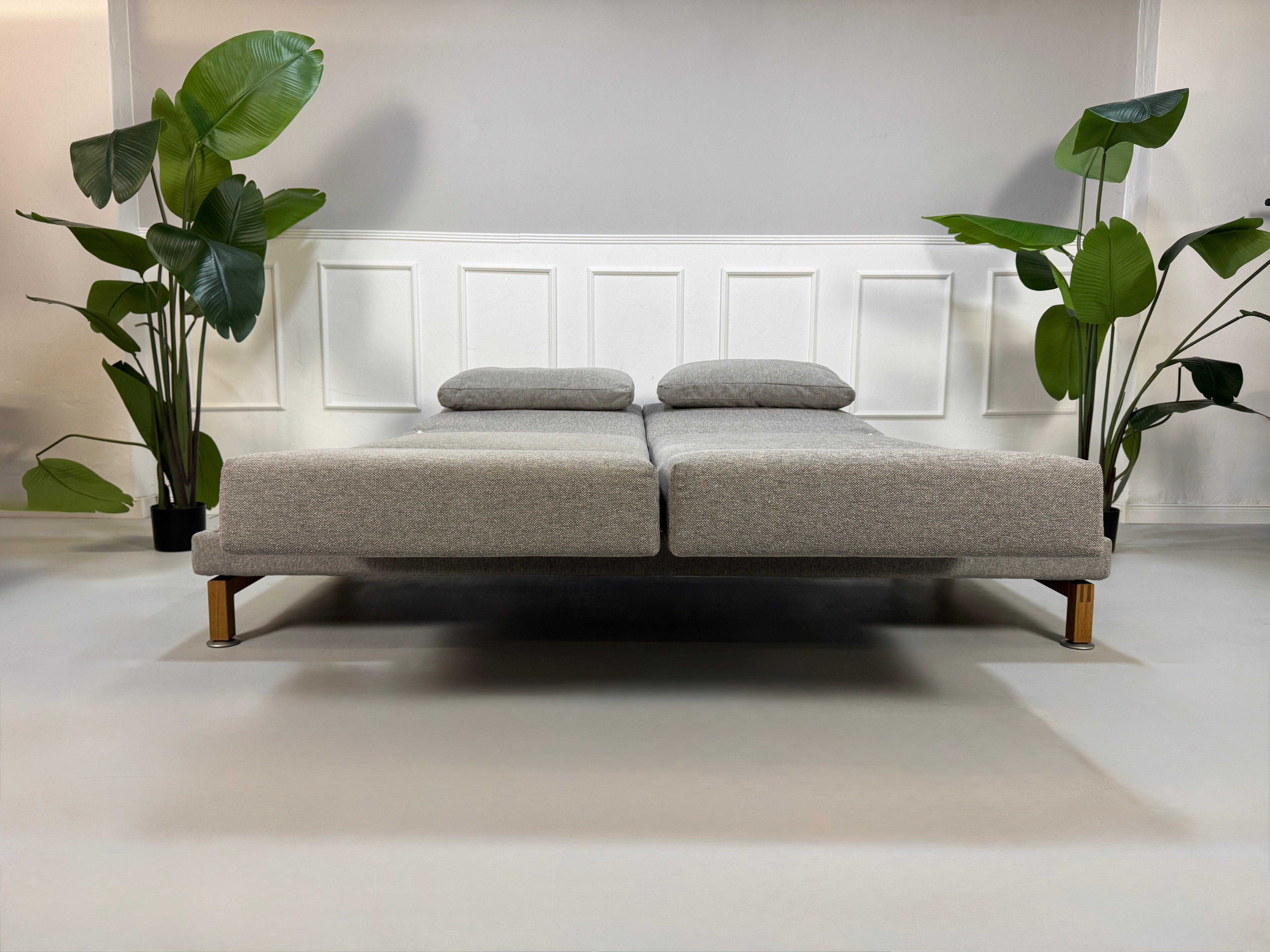 Gebrauchtes Brühl Moule Large Designer Stoff Sofa in der Farbe Grau vor einer Wand, stilvoll und modern eingerichtet.