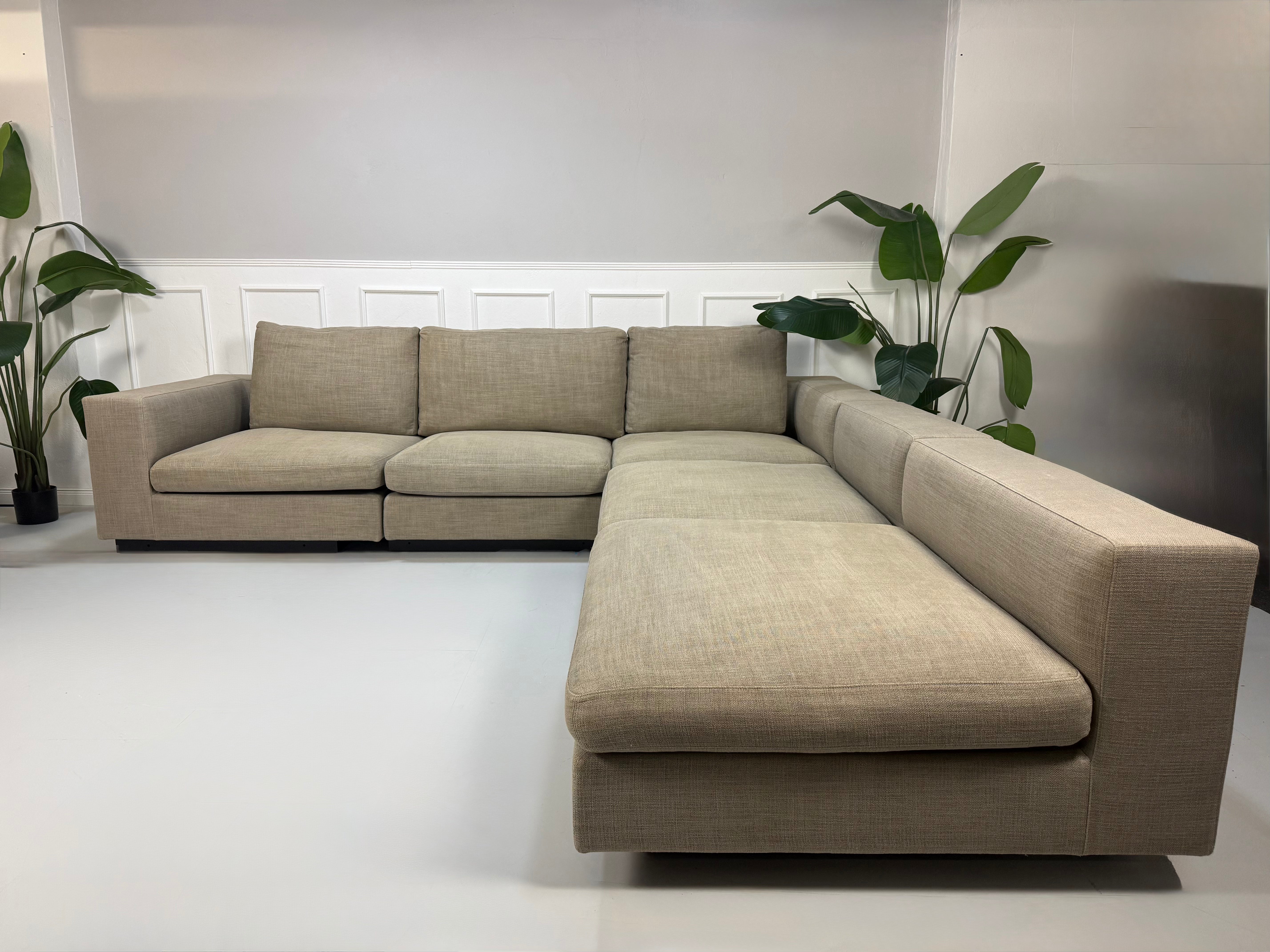 Gebrauchtes Walter Knoll Living Landscape Designer Stoff Sofa in der Farbe Braun vor einer Wand, stilvoll und modern eingerichtet.