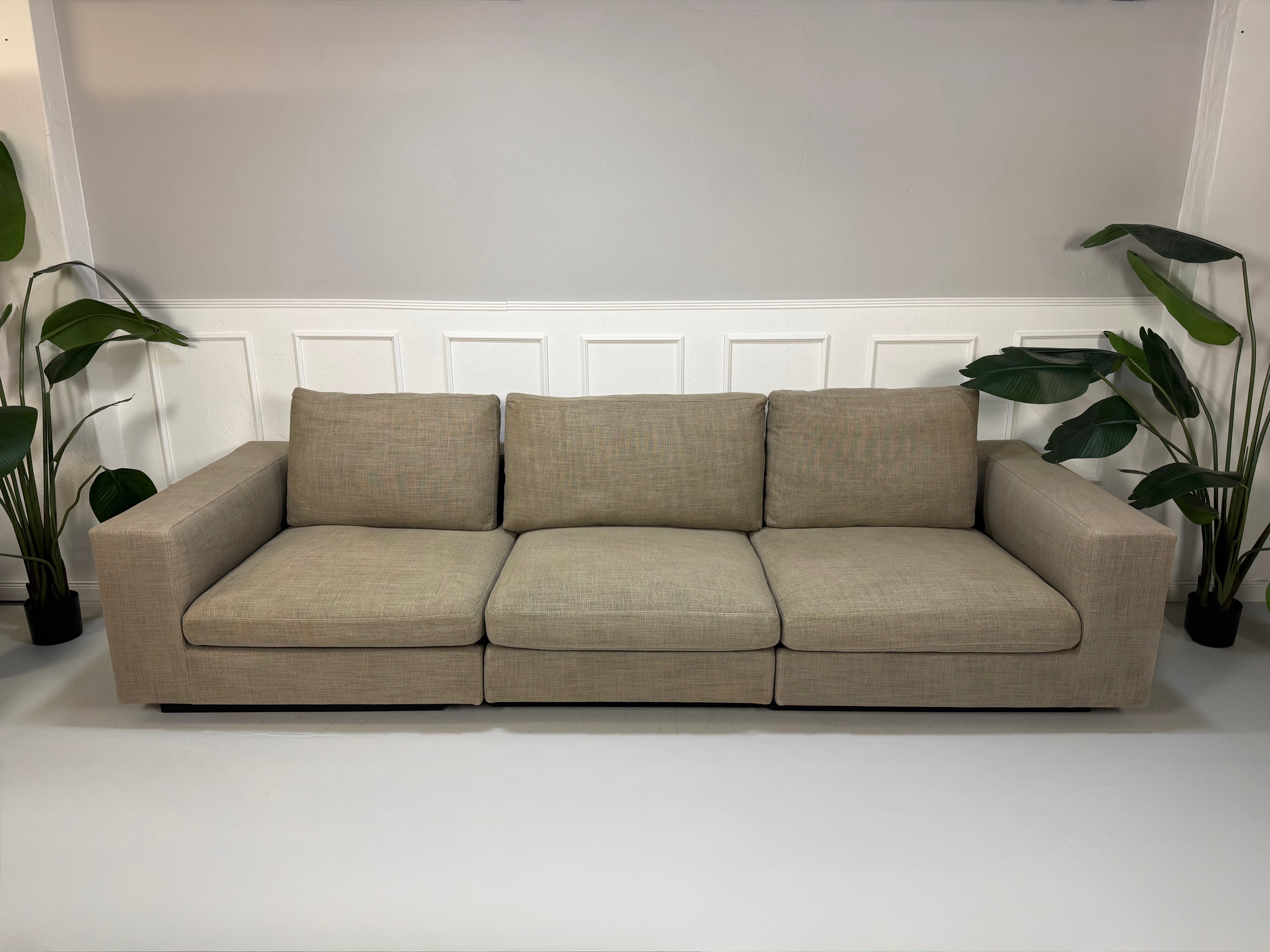 Gebrauchtes Walter Knoll Living Landscape Designer Stoff Sofa in der Farbe Braun vor einer Wand, stilvoll und modern eingerichtet.