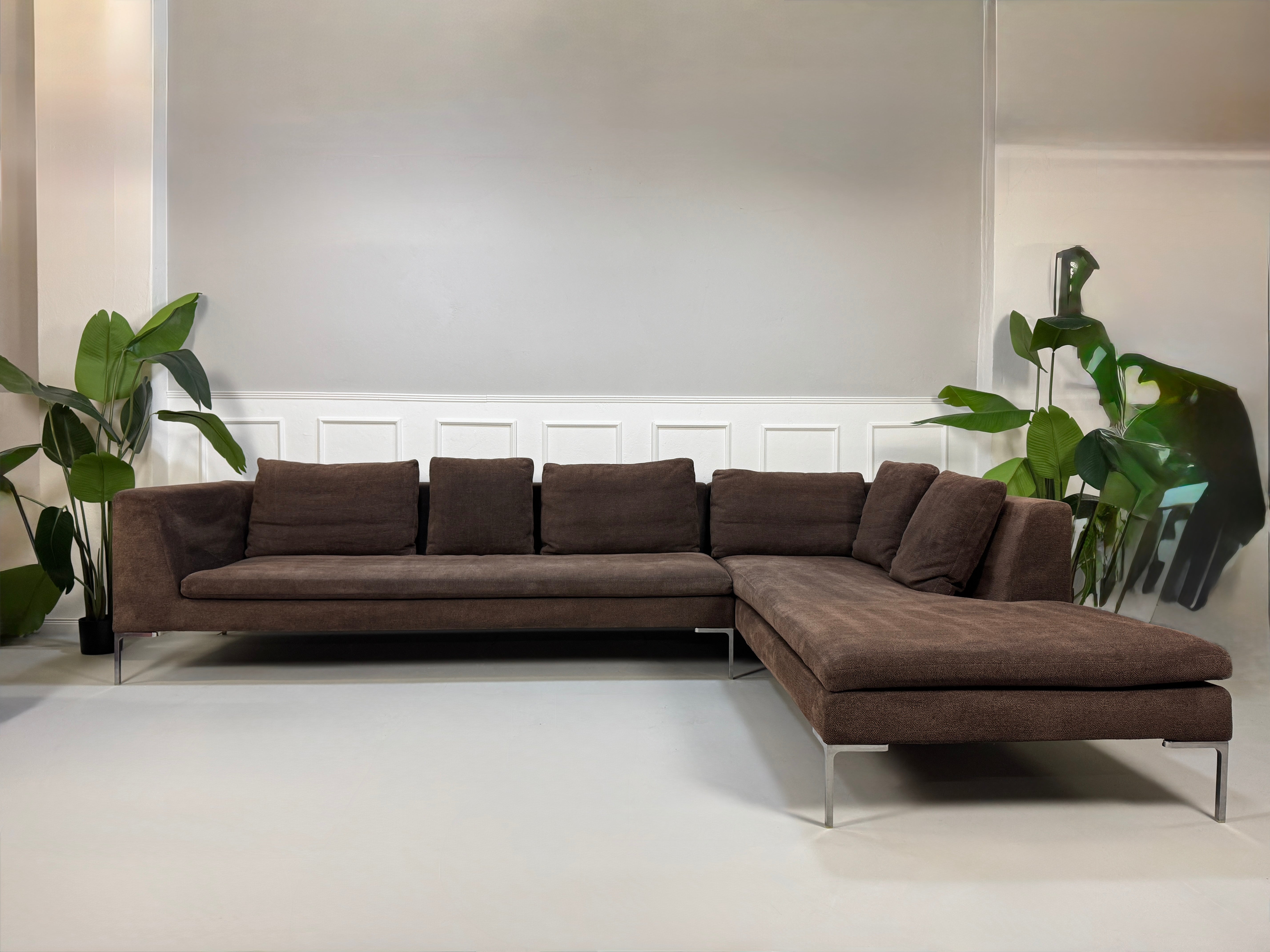 Gebrauchtes B&B Italia Charles Designer Stoff Sofa in der Farbe Braun vor einer Wand, stilvoll und modern eingerichtet.