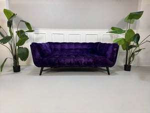 Gebrauchtes Roche Bobois Profile Designer Stoff Sofa in der Farbe Lila vor einer Wand, stilvoll und modern eingerichtet.