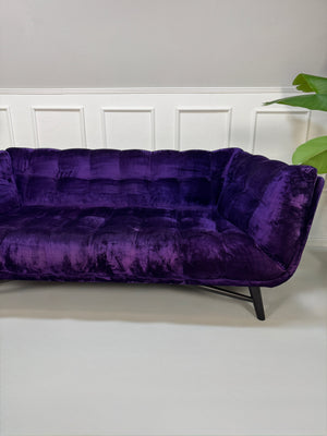 Gebrauchtes Roche Bobois Profile Designer Stoff Sofa in der Farbe Lila vor einer Wand, stilvoll und modern eingerichtet.