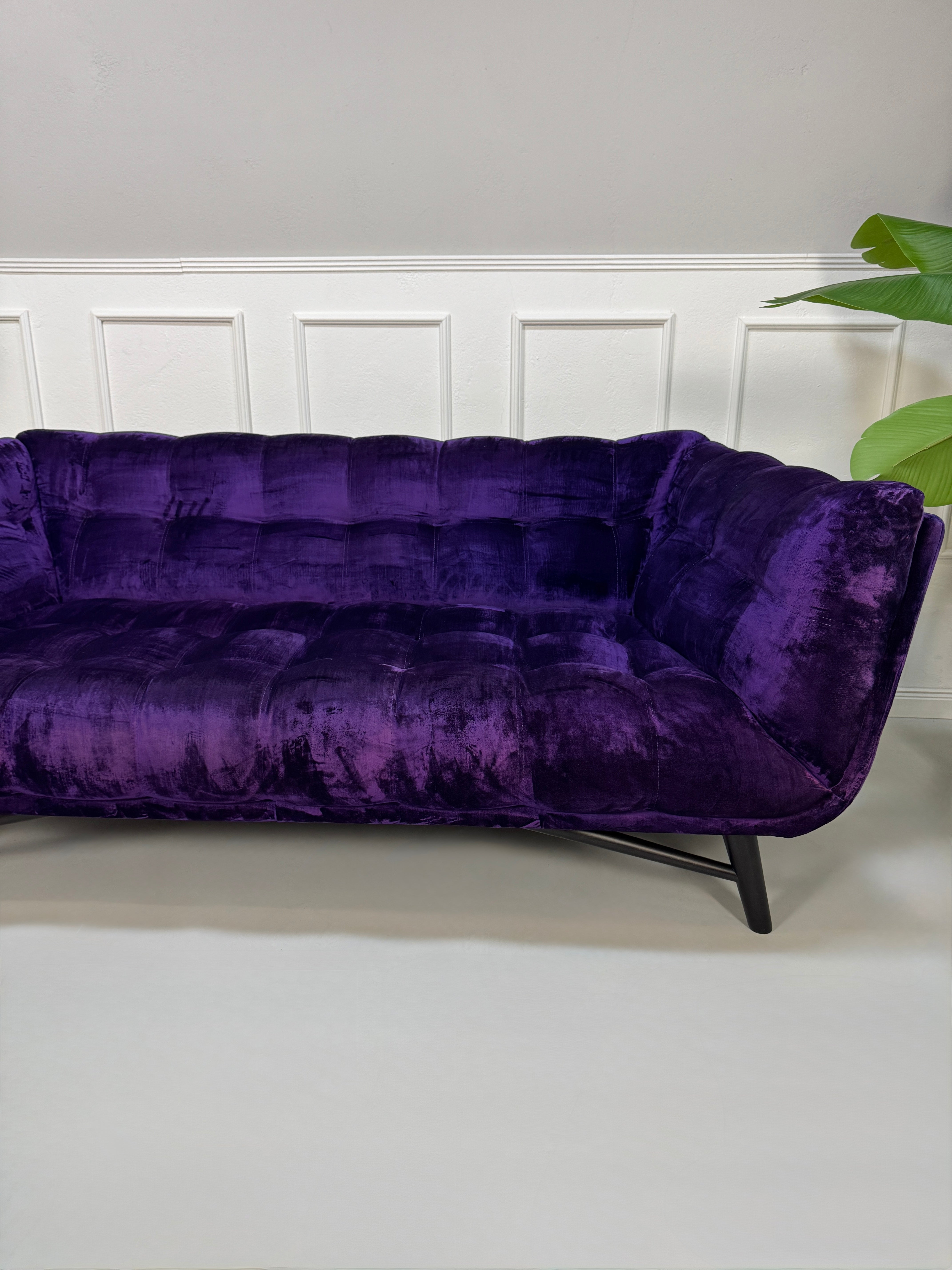 Gebrauchtes Roche Bobois Profile Designer Stoff Sofa in der Farbe Lila vor einer Wand, stilvoll und modern eingerichtet.