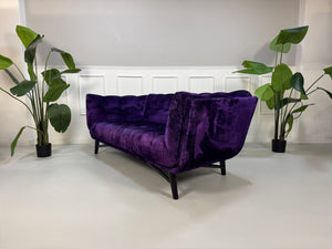 Gebrauchtes Roche Bobois Profile Designer Stoff Sofa in der Farbe Lila vor einer Wand, stilvoll und modern eingerichtet.