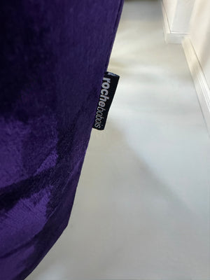 Gebrauchtes Roche Bobois Profile Designer Stoff Sofa in der Farbe Lila vor einer Wand, stilvoll und modern eingerichtet.