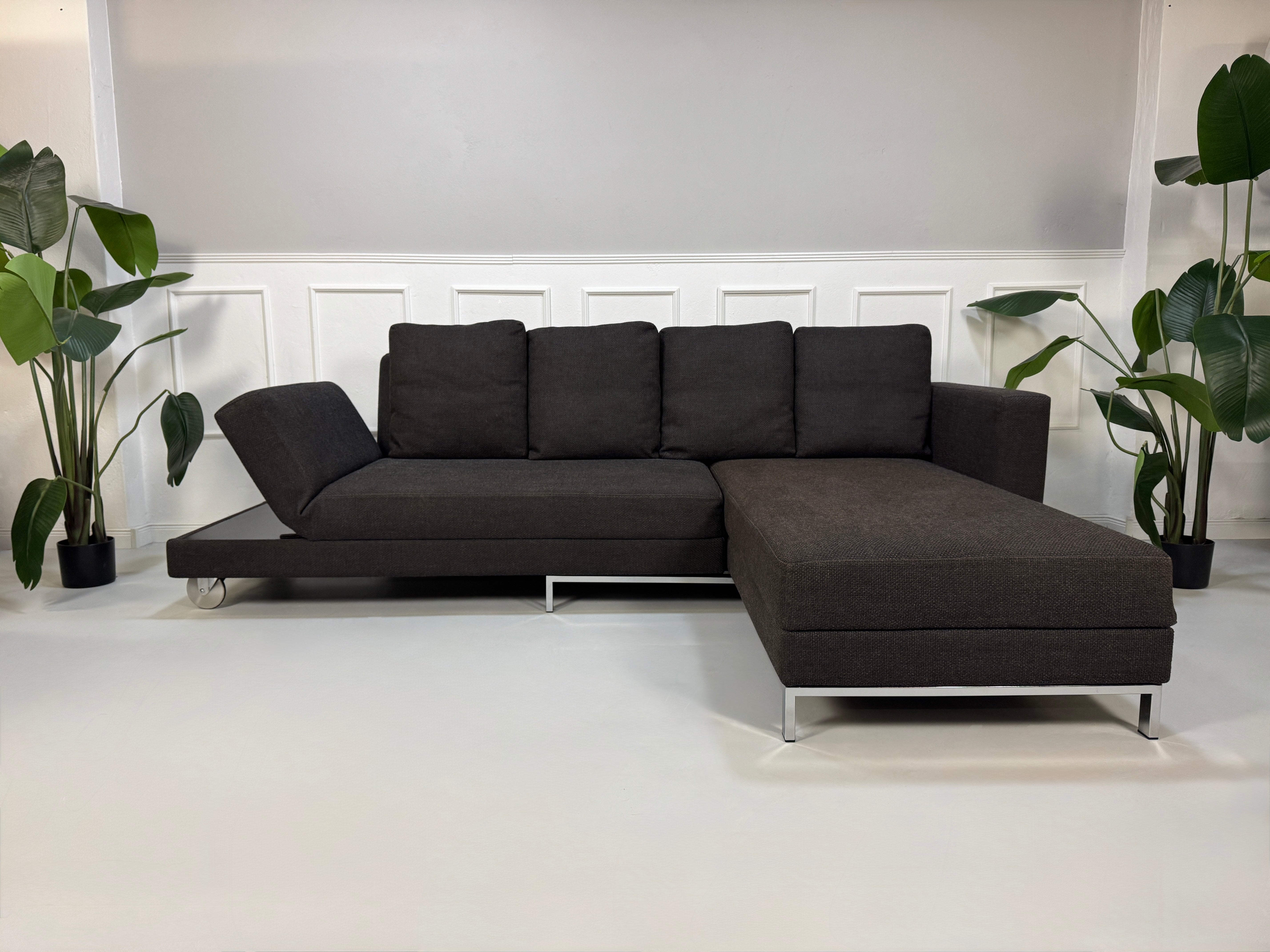 Gebrauchtes Brühl FourTwo Designer Stoff Sofa in der Farbe Braun vor einer Wand, stilvoll und modern eingerichtet.