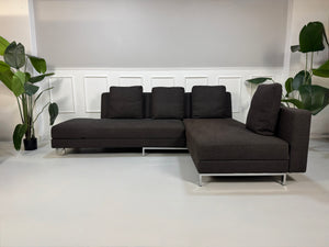 Gebrauchtes Brühl FourTwo Designer Stoff Sofa in der Farbe Braun vor einer Wand, stilvoll und modern eingerichtet.