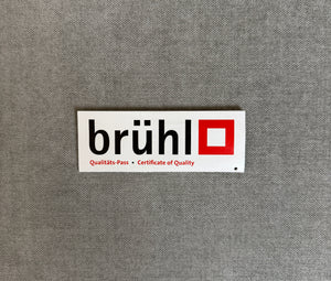 Graues Ausstellungsstück Brühl Moule Designer Stoff Sofa vor einer Wand, stilvoll und modern eingerichtet.