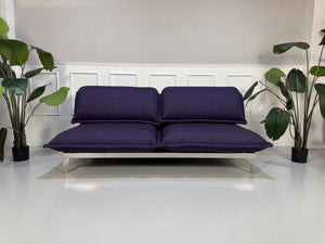 Rolf Benz Nova Schlafsofa in Aubergine Lila – Frontalansicht mit Stoffbezug und Chromgestell