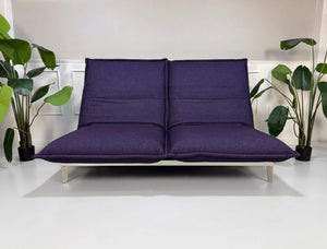Rolf Benz Nova Schlafsofa Aubergine Lila – Sitzposition mit verstellbarer Rückenlehne, Frontalansicht