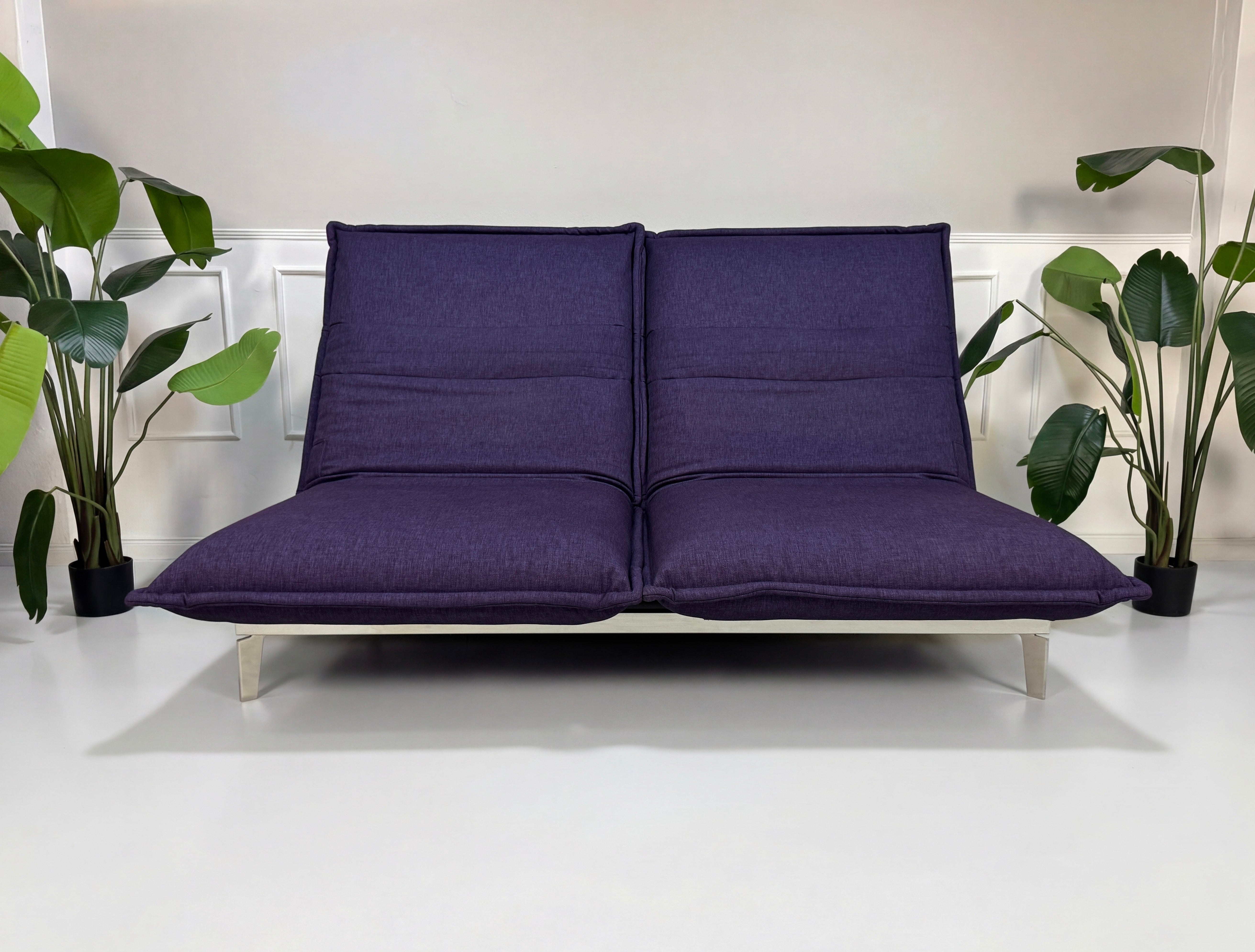 Rolf Benz Nova Schlafsofa Aubergine Lila – Sitzposition mit verstellbarer Rückenlehne, Frontalansicht