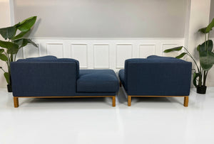 Gebrauchtes blaues Bolia Cosy Designer Stoff Sofa vor einer Wand, stilvoll und modern eingerichtet.
