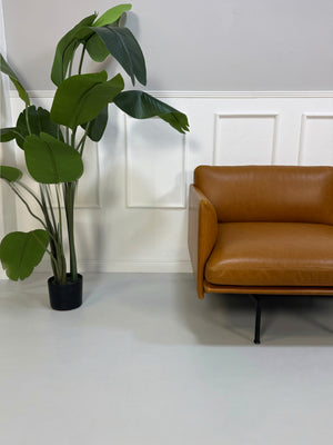 Gebrauchtes braunes cognac Muuto Outline Designer Leder Sofa vor einer Wand, stilvoll und modern eingerichtet.
