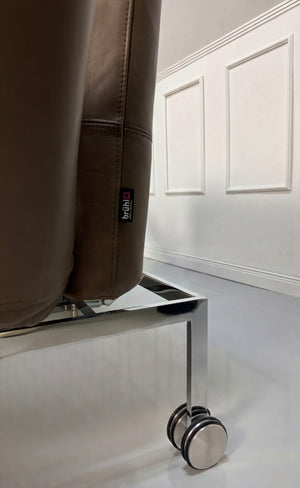 Gebrauchtes braunes Brühl Roro Designer Leder Sofa vor einer Wand, stilvoll und modern eingerichtet.