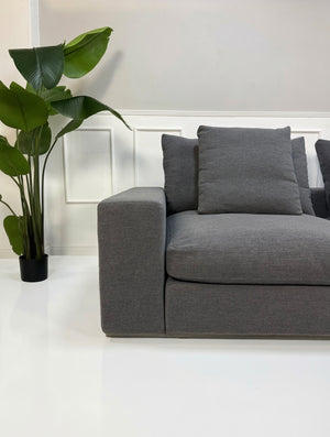 Refurbished graues Flexform Groundpiece Designer Stoff Sofa vor einer Wand, stilvoll und modern eingerichtet.