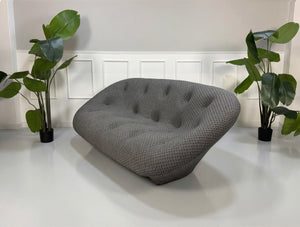 Refurbished graues Ligne Roset Ploum Designer Stoff Sofa vor einer Wand, stilvoll und modern eingerichtet.