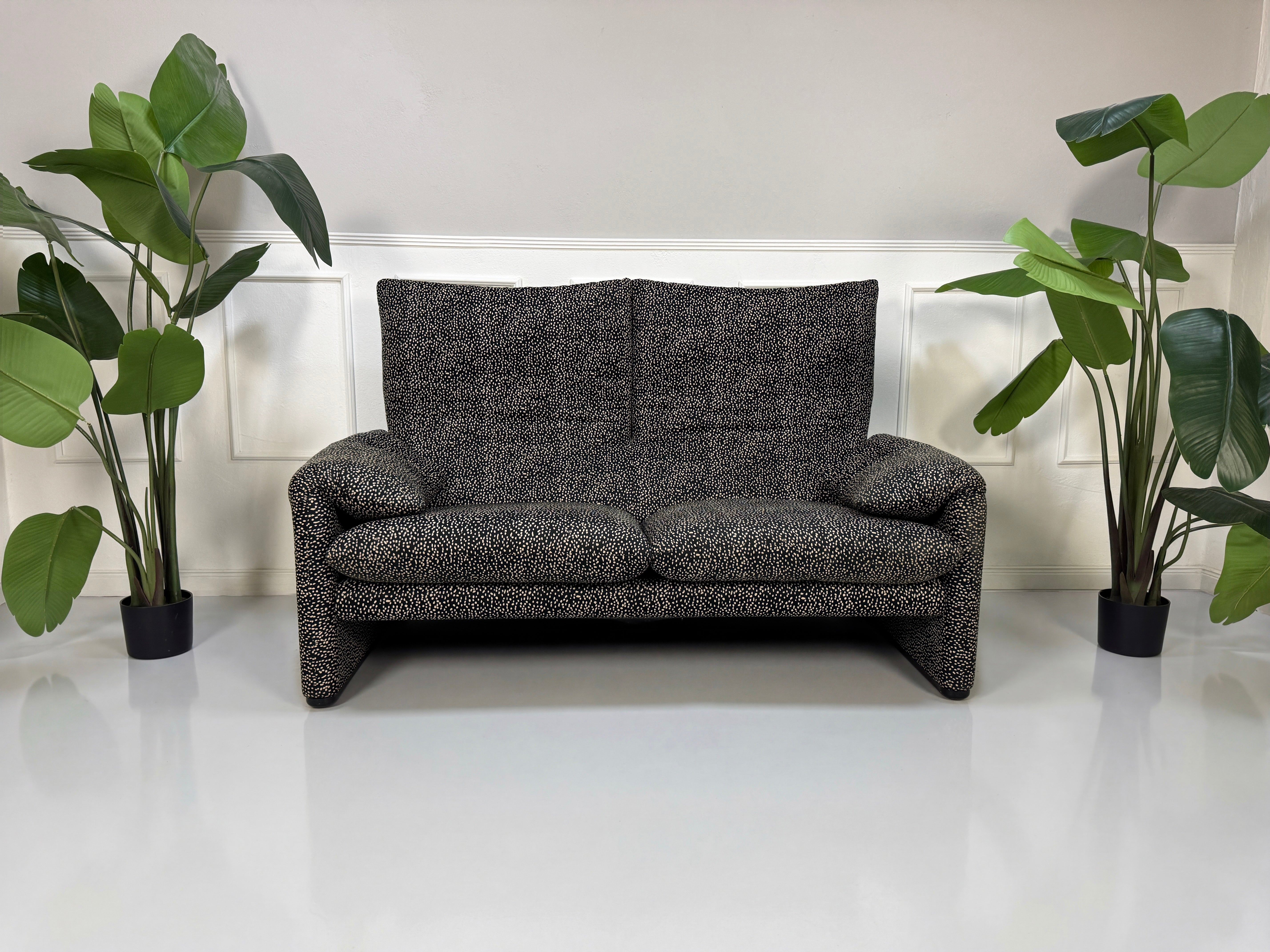 Gebrauchtes Cassina Maralunga Designer Stoff Sofa vor einer Wand, stilvoll und modern eingerichtet.