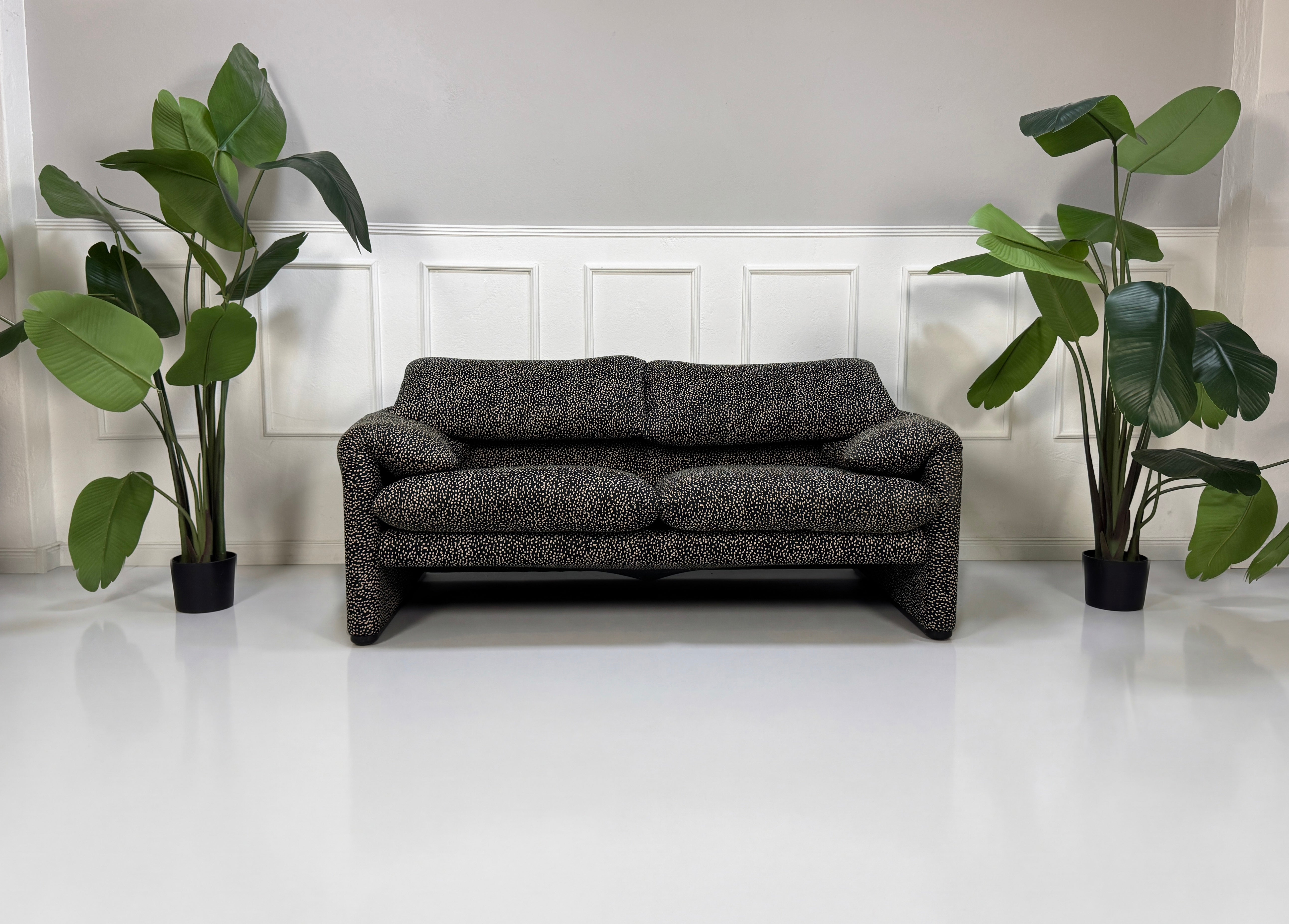 Gebrauchtes Cassina Maralunga Designer Stoff Sofa vor einer Wand, stilvoll und modern eingerichtet.