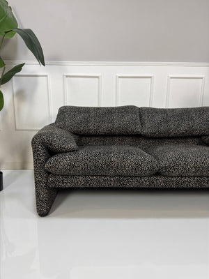 Gebrauchtes Cassina Maralunga Designer Stoff Sofa vor einer Wand, stilvoll und modern eingerichtet.