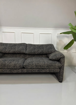 Gebrauchtes Cassina Maralunga Designer Stoff Sofa vor einer Wand, stilvoll und modern eingerichtet.