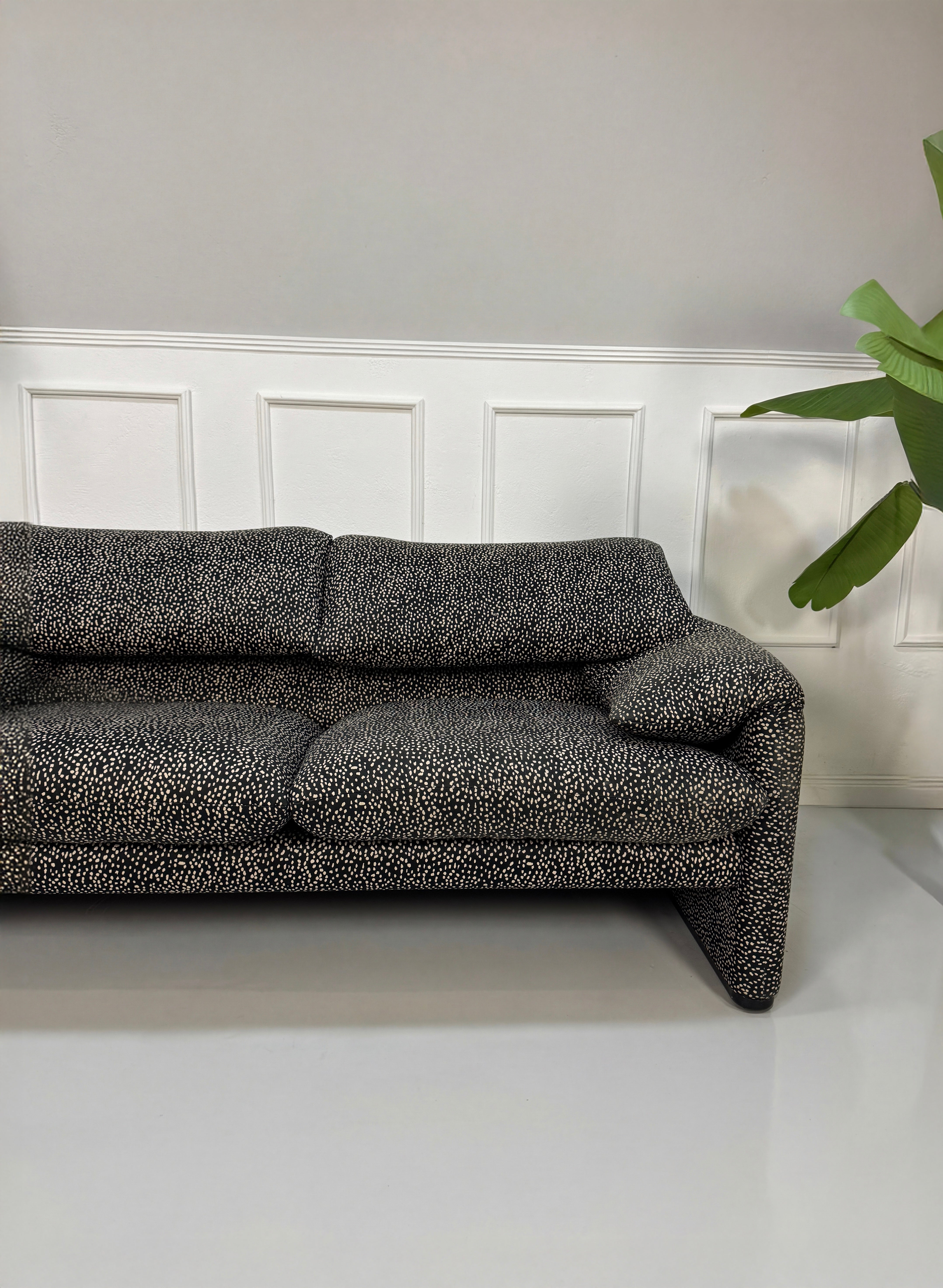 Gebrauchtes Cassina Maralunga Designer Stoff Sofa vor einer Wand, stilvoll und modern eingerichtet.