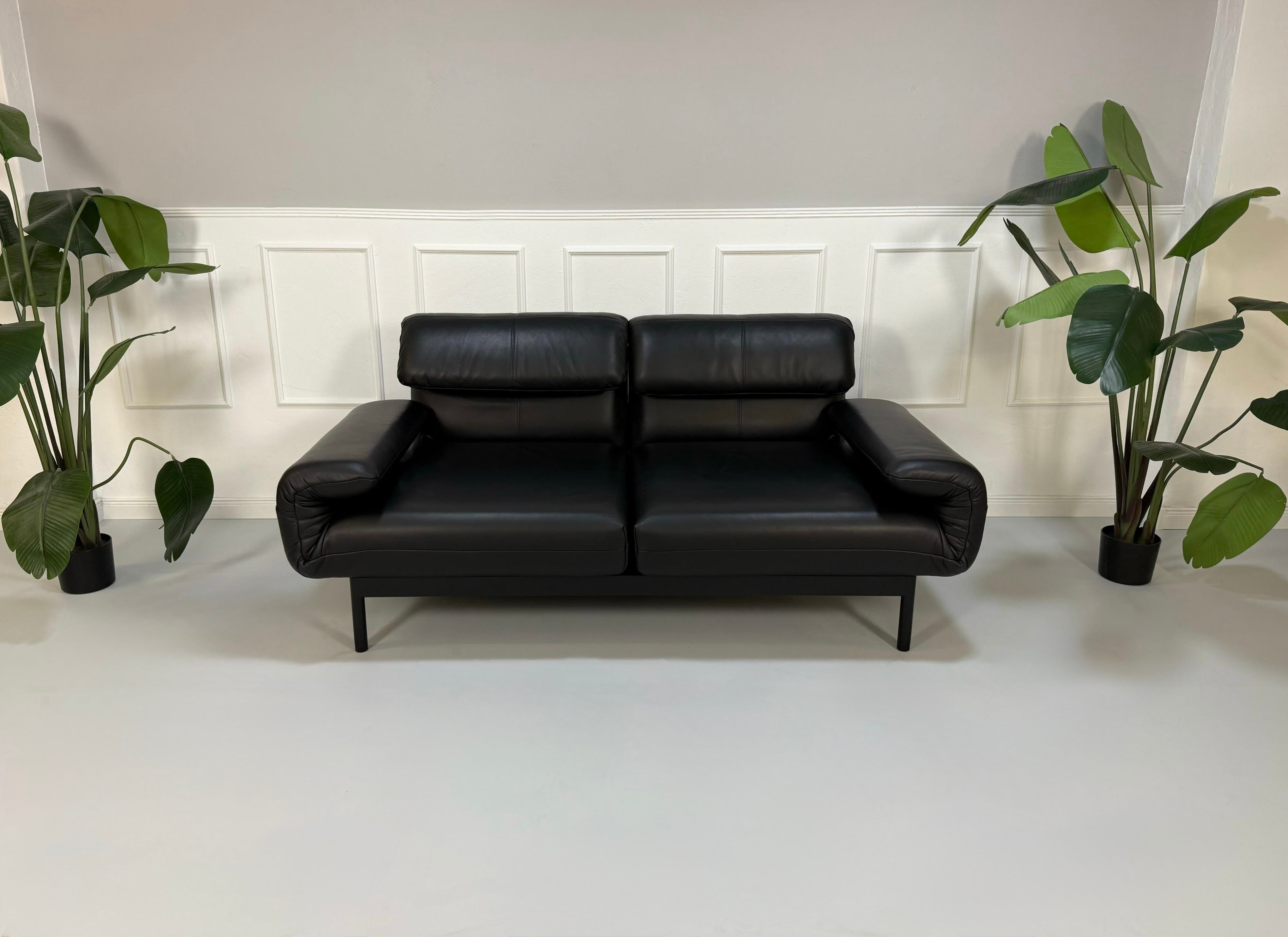 Gebrauchtes schwarzes Rolf Benz Plura Designer Leder Sofa vor einer Wand, stilvoll und modern eingerichtet.